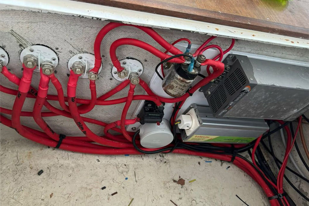 settemari 27 fly_0002_C.batterie e inverter